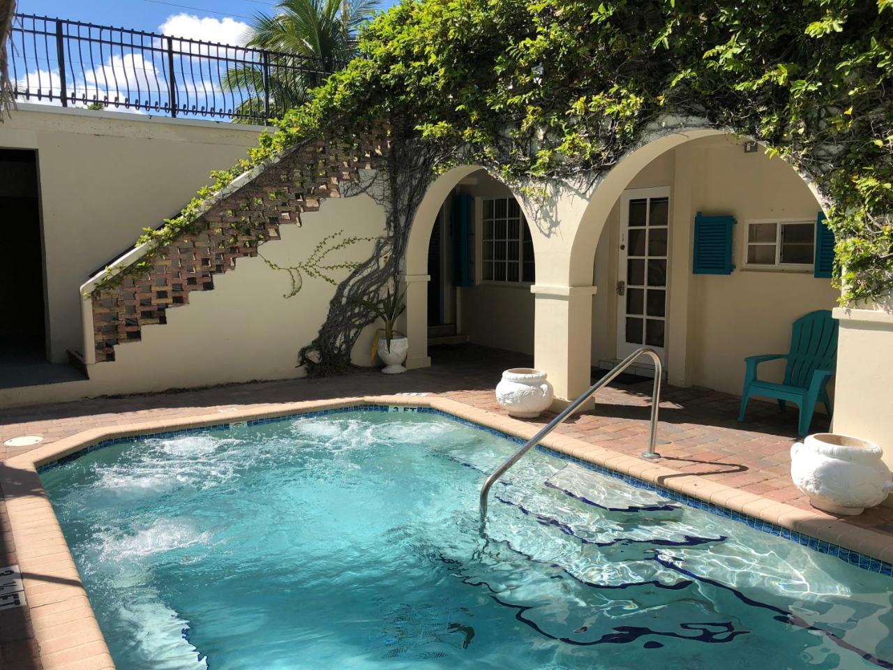 Courtyard Hotel 3*